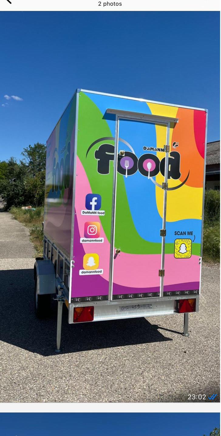 Arrière coloré du food truck DaMaNN FoOd avec ses réseaux sociaux