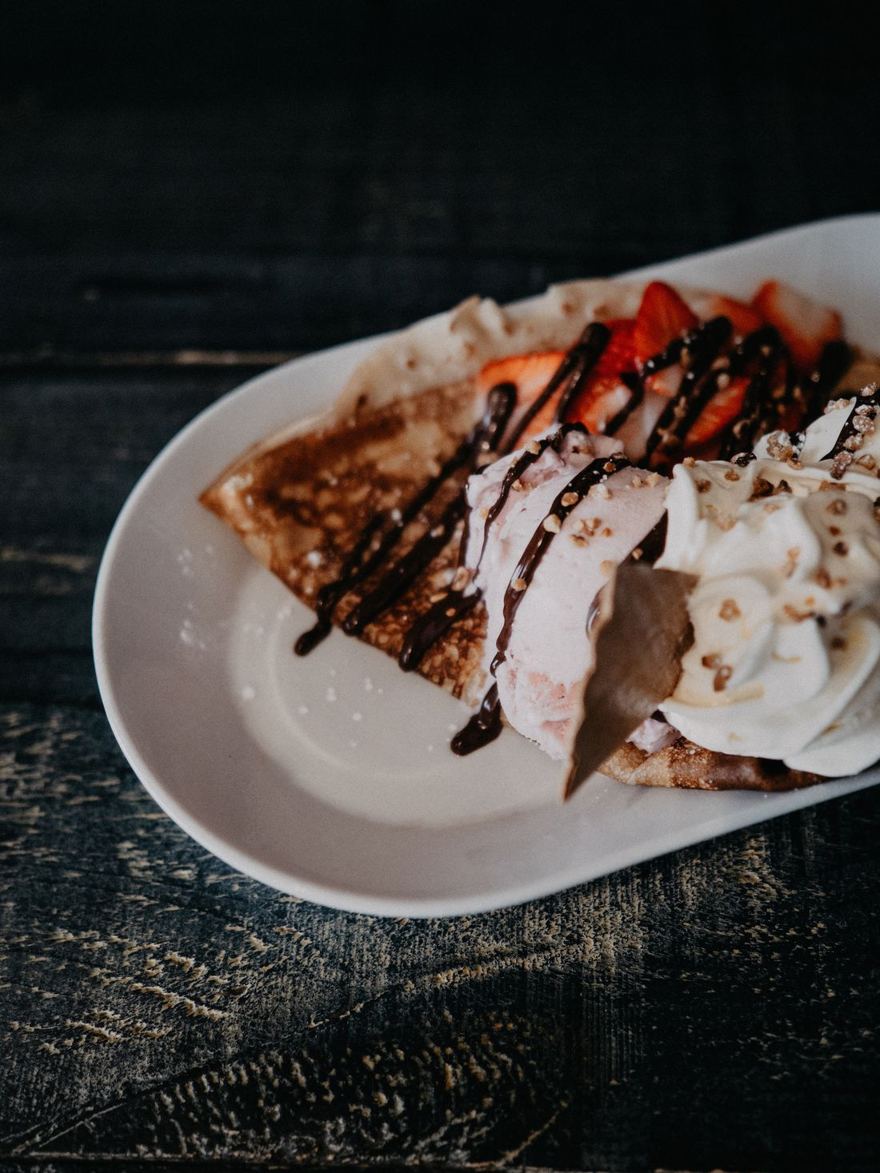 Crêpe sucrée gourmande aux fraises, chantilly et chocolat — DaMaNN FoOd